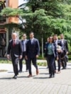 Kongresistët Keith Self dhe Suhas Subramanyam, së bashku me të ngarkuarën me punë në Ambasadën amerikane, Anu Prattipati, duke shkuar drejt ndërtesës së Qeverisë së Kosovës. 27 maj 2026. 