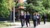 Kongresistët Keith Self dhe Suhas Subramanyam, së bashku me të ngarkuarën me punë në Ambasadën amerikane, Anu Prattipati, duke shkuar drejt ndërtesës së Qeverisë së Kosovës. 27 maj 2026. 