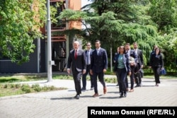 Kongresistët Keith Self dhe Suhas Subramanyam, duke shkuar në Qeverinë e Kosovës për takim me kryeministrin në detyrë, Albin Kurti.