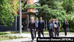 Kongresistët Keith Self dhe Suhas Subramanyam, së bashku me të ngarkuarën me punë në Ambasadën amerikane, Anu Prattipati, duke shkuar drejt ndërtesës së Qeverisë së Kosovës. 27 maj 2026. 