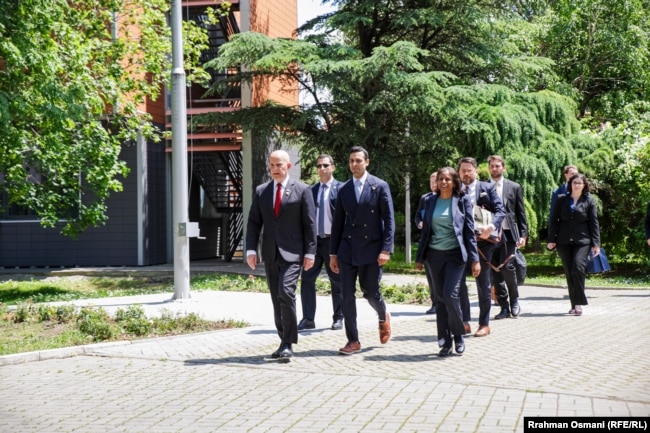 Kongresistët Keith Self dhe Suhas Subramanyam, duke shkuar në Qeverinë e Kosovës për takim me kryeministrin në detyrë, Albin Kurti.