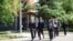 Kongresistët Keith Self dhe Suhas Subramanyam, së bashku me të ngarkuarën me punë në Ambasadën amerikane, Anu Prattipati, duke shkuar drejt ndërtesës së Qeverisë së Kosovës. 27 maj 2026. 