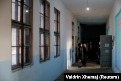 Birači sa Kosova u redu pred biračkim mestom u Srbiji na parlamentarnim izborima, 17. decembar 2023.