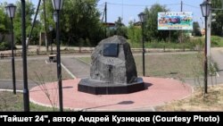The defaced monument in the city of Taishet.