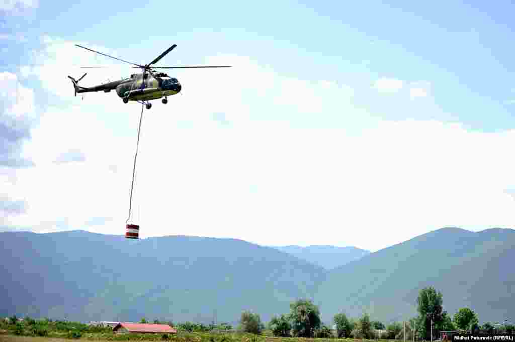 Helikopter Mi-8MTV ugasi simulirani požar.