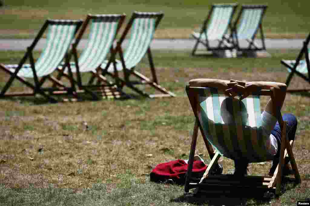 London parkında istirahət edən inglis