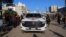 Автомобіль Червоного Хреста перевозить ізраїльських заручників, Газа, 13 жовтня 2025 року