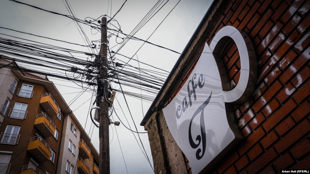 Një shtyllë betoni e vendosur mes dy ndërtesave për shpërndarjen e kabllove të rrymës, internetit, telefonisë dhe për vendosjen e kamerave të sigurisë, në lagjen "Vellusha".