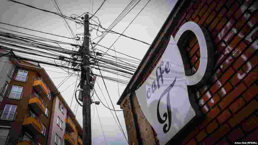 Një shtyllë betoni e vendosur mes dy ndërtesave për shpërndarjen e kabllove të rrymës, internetit, telefonisë dhe për vendosjen e kamerave të sigurisë, në lagjen "Vellusha".