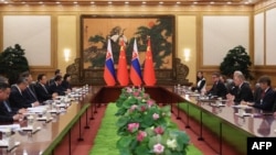 Sastanak delegacije Kine na čelu sa Si Đinpingom (lijevo) i delegacije Slovačke na čelu sa premijerom Robertom Ficom, Peking, 4. septembra 2025 .