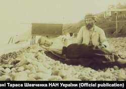 Леся Українка (Лариса Косач) із братом Михайлом Косачем на березі Чорного моря в Криму, 1897 рік