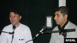 Şef redaktor Zahir Əzəmət [solda] və redaktor Ceyhun Musaoğluyla söhbət, 15 sentyabr 2006