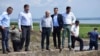 Petre Daea a condus ministerul Agriculturii între 2017 și 2019, dar investițiile în irigații au fost la doar 10% din suma prevăzută în programul de guvernare. PSD dă vina pe USR pentru lipsa irigațiilor și secetă. Imagine de arhivă cu ministrul Daea (centru).
