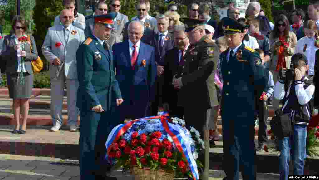 Ambasadorul rus Farit Muhametshin și alte oficialități ale ambasadei Rusiei