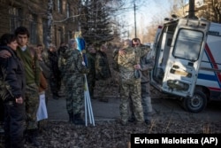 Rođaci i pripadnici ukrajinske vojne medicinske jedinice međusobno se tješe dok žale za četvoricom suboraca ubijenih u blizini Debalceva u februaru 2015. godine.