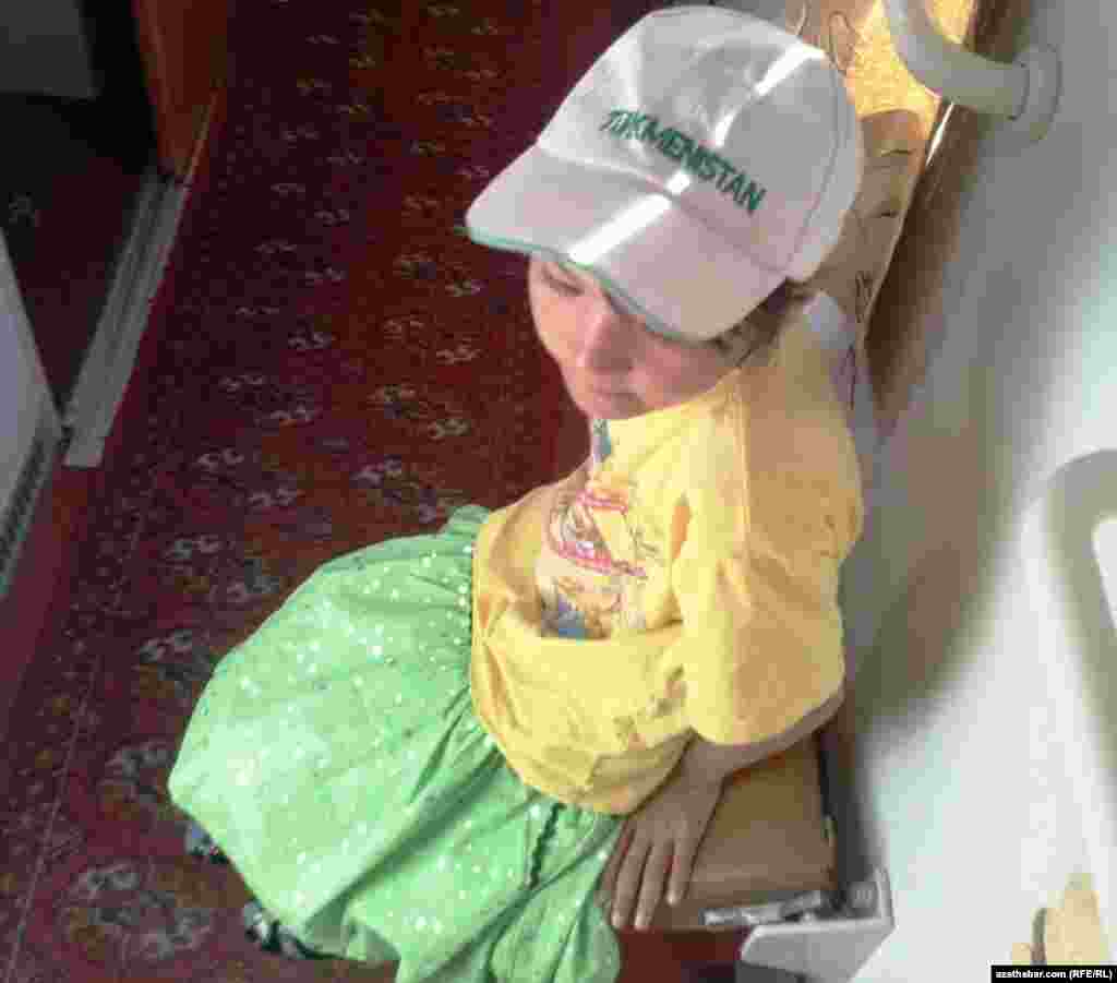 "Türkmenistan" ýazgyly baş gapda oturan gyzjagaz