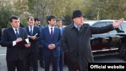 Emomali Rahmon (s) ogly Rustam bilen (sagdan ikinji)