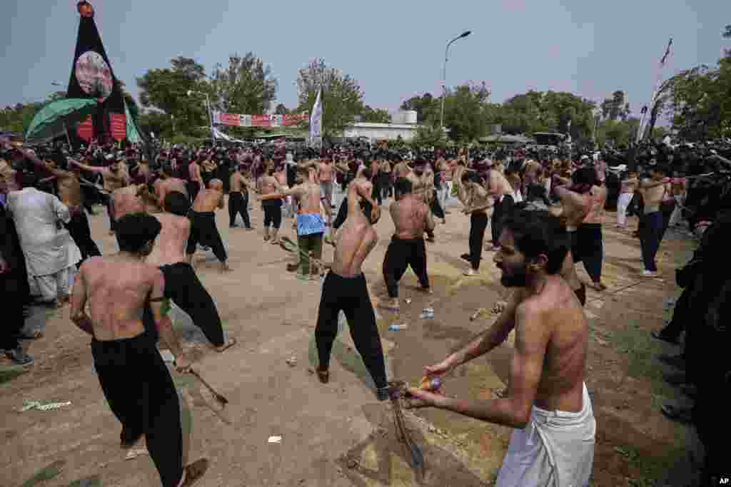 Šiitski muslimani se bičuju noževima na lancima na procesiji u Islamabadu, Pakistan, 5. jula 2025.