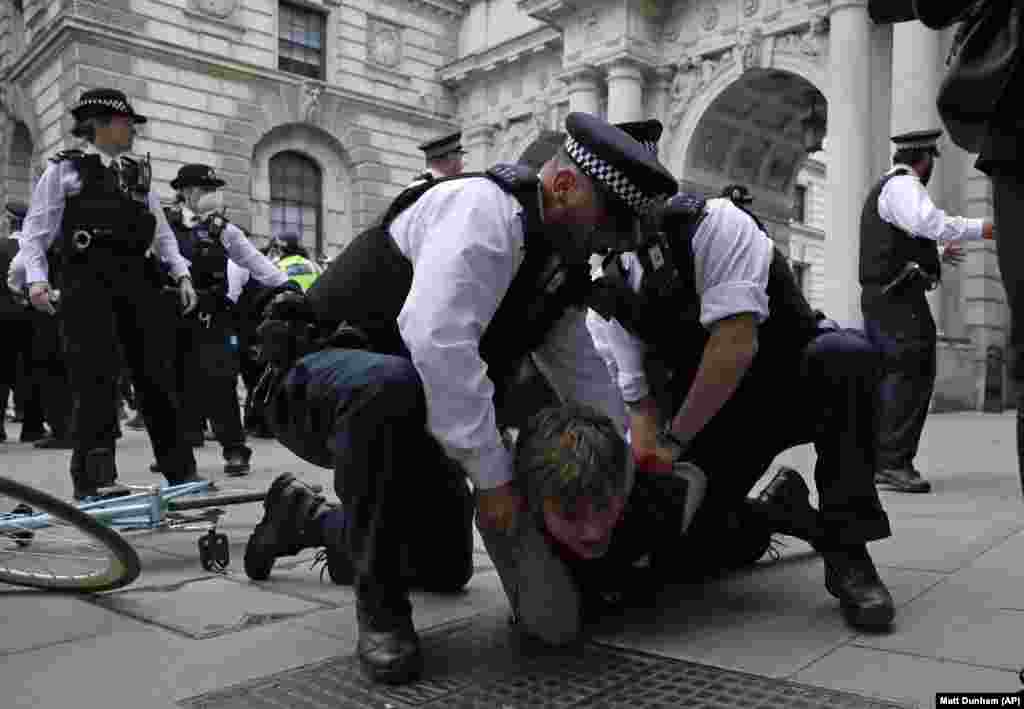 Поліцейські затримують протестувальника під час антирасистської демонстрації в центрі Лондона, пов&#39;язаної зі смертю у&nbsp; США афроамериканця Джорджа Флойда. 3 червня 2020 року&nbsp;(Фото AP/Matt Dunham)