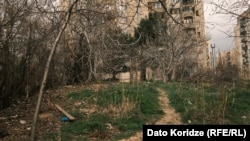 ე.წ. სკვერი, სადაც ანი 2023 წლის 17 მარტის ღამეს იპოვეს. ფოტო გადაღებულია 2026 წლის 11 მარტს