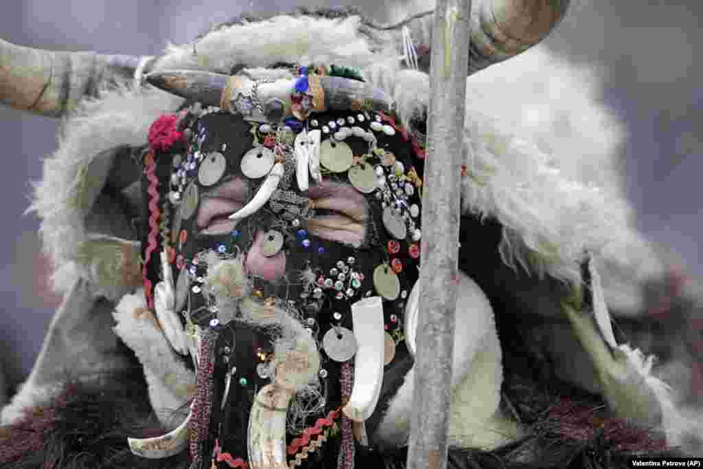 واژه &laquo;کارناوال&raquo; معمولا در بین کشورهایی که عمده شهروندان کاتولیک هستند و نیز در یونان بود که رواج یافت. برخی از پژوهشگران می&zwnj;گویند این واژه برگرفته از واژگان لاتین کارنه لواره یا کارنه واله (به&zwnj;معنی تحت&zwnj;اللفظی وداع با گوشت) است. 