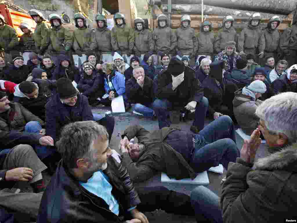 Srbi sa Kosova u blizini grada Zubin Potok, 20.10.2011. Foto: Reuters / Marko Đurica 