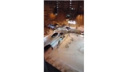 Двор дома в Иркутске, где военный задушил мать двоих детей.mp4