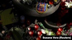 Njerëzit kanë vendosur lule dhe qirinj në shenjë të përkujtimit për të vrarët në Barlcelonë