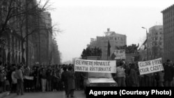 „Sf. Vinere dîrmată, dinastia răsturnată” face trimitere la blestemele adunate de familia Ceaușescu în timpul demolărilor. Dictatorul își pregătea fiul pentru succesiune, se zvonea, Ceaușeștii se voiau dinastie. Foto: 22 Decembrie 1989, ziua prăbușirii comunismului în România.