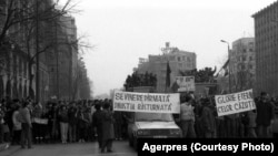 „Sf. Vinere dîrmată, dinastia răsturnată” face trimitere la blestemele adunate de familia Ceaușescu în timpul demolărilor. Dictatorul își pregătea fiul pentru succesiune, se zvonea, Ceaușeștii se voiau dinastie. Foto: 22 Decembrie 1989, ziua prăbușirii comunismului în România.