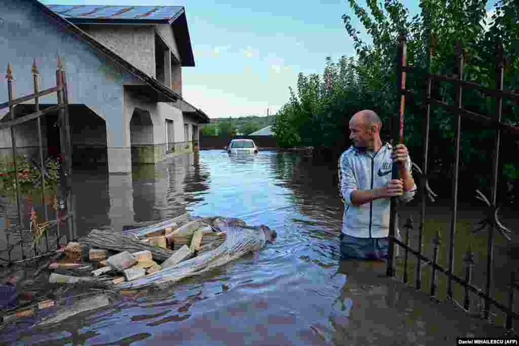 Një person shikon dëmet e shkaktuara në shtëpinë e tij në një fshat të Polonisë më 14 shtator 2024.&nbsp;