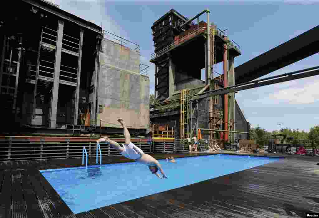 Almaniyalı gənc hovuza baş vurur