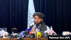 Zëdhënësi i talibanëve, Zabihullah Mujahid në konferencën e parë për media në Kabul, pas marrjes së pushtetit.