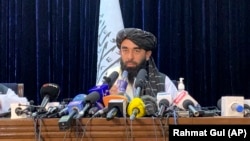 ذبیح الله مجاهد، سخنگوی طالبان در یک کنفرانس خبری در کابل