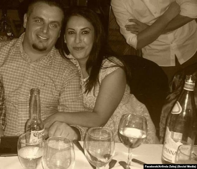 Jeton Syla dhe Arlinda Zekaj në një fotografi të postuar në Facebook në vitin 2015