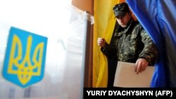 Під час голосування на одній з виборчих дільниць на Львівщині (архівне фото)