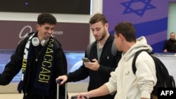 Doi fani și un jucător al echipei israeliene Maccabi Tel Aviv pe aeroportul Ben Gurion, la întoarcerea de la Amsterdam. 