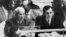 Liderului sovietic Nikita Hrușciov (S) alături de ministrul de externe sovietic, Gromîko, (D) ONU, New York, octombrie 1960