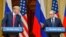 Donald Trump (stânga) îl ascultă pe Vladimir Putin la o conferință de presă în urma summitului lor de la Helsinki, din iulie 2018