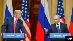 Presidenti i atëhershëm Donald Trump (majtas) dëgjon ndërsa Presidenti rus Vladimir Putin flet në një konferencë të përbashkët shtypi pas një takimi në Helsinki në korrik 2018.