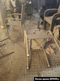  Разхвърляните и изпочупени столове и декорация на заведението след побоя 