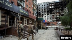 Українські поліцейські намагаються переконати мешканців евакуюватися у прифронтовому місті Покровськ