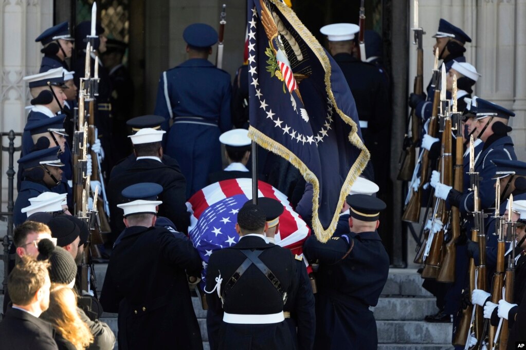 Arkivoli i ish-presidentit Jimmy Carter, i mbuluar me flamur, mbërrin në Katedralen Kombëtare të Uashingtonit, 9 janar 2025, për një ceremoni të lamtumirës shtetërore.