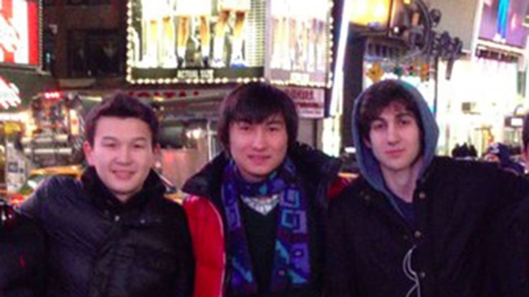 Әйелі күйеуін би порно клубына апарды. Сексуалдық бейнелер мен зорлық-зомбылық туралы мультфильмдер