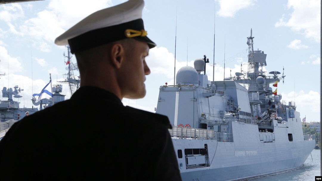 Российский военно-морской офицер возле военного корабля России «Адмирал Григорович» в Севастополе. 8 июля 2016 года