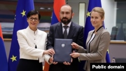 Belgium - The EU's foreing policy chief Kaja Kallas (right), enlargement commissioner Marta Kos and Armenian Foreign Minister Ararat Mirzoyan sign an agreement in Brussels, December 2, 2025.