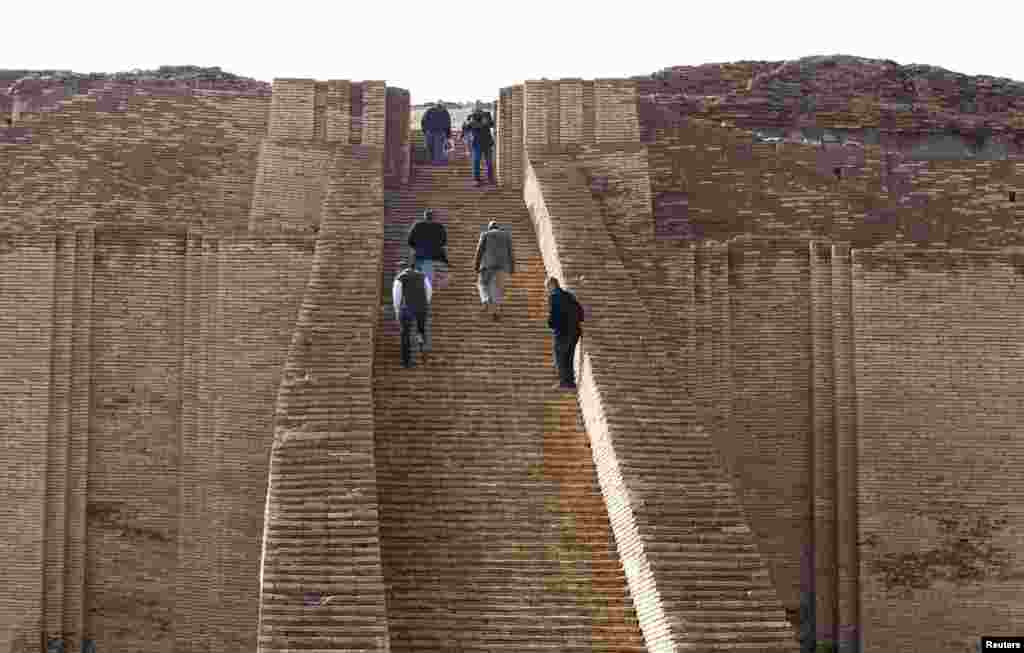 Lîngă Nassirya, în Irak, celebrele ruine mesopotamiene de la Ur...