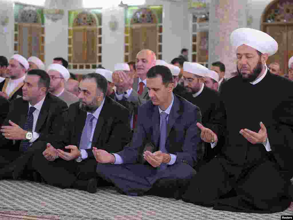 Президент Сирии на праздничной молитве в мечети во время Рамадана.