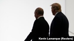 Дональд Трамп менен Владимир Путин.