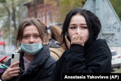Студентки біля Пермського університету після нападу «стрілка». Росія, 20 вересня 2021 року